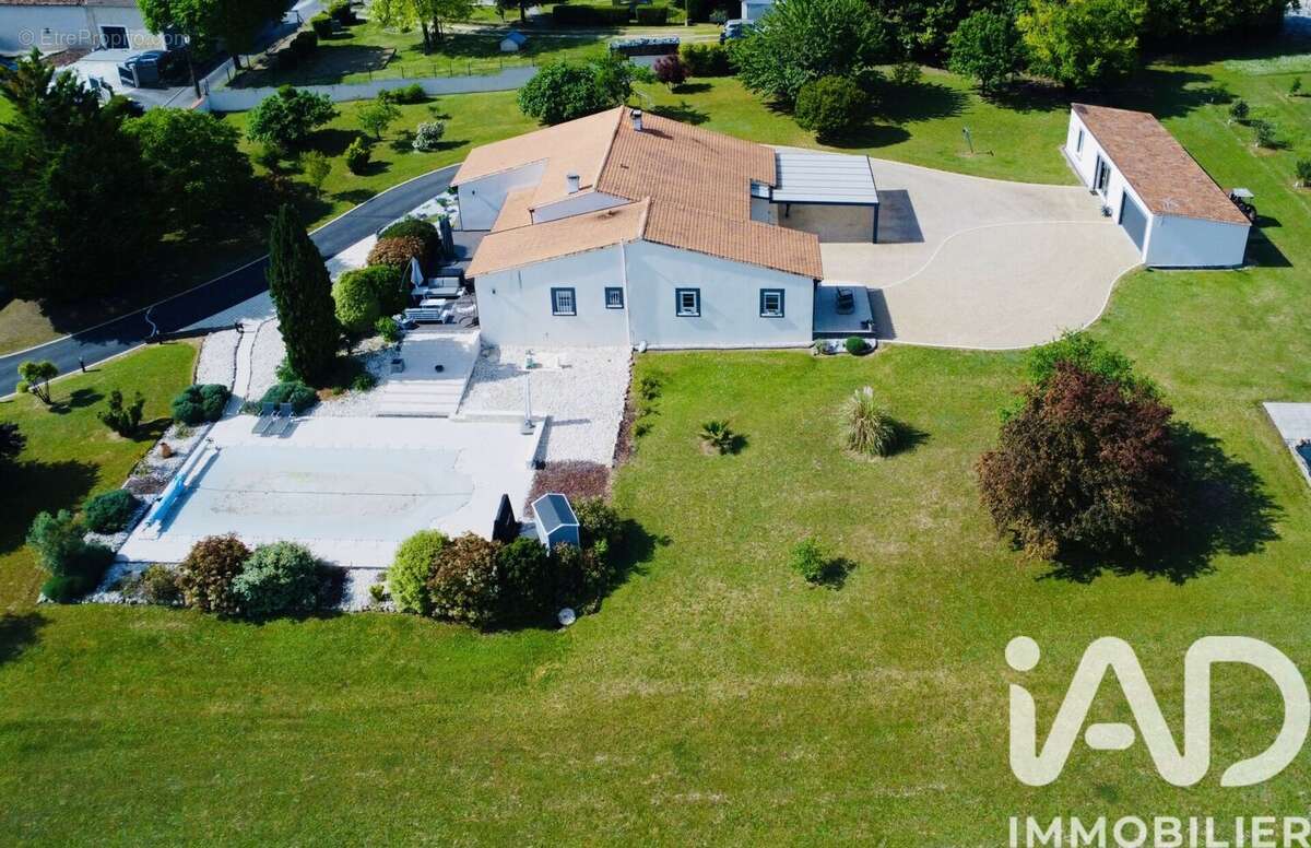 Photo 4 - Maison à ROULLET-SAINT-ESTEPHE