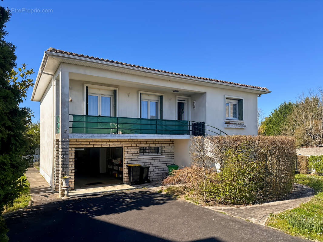 Maison à BARBEZIEUX-SAINT-HILAIRE