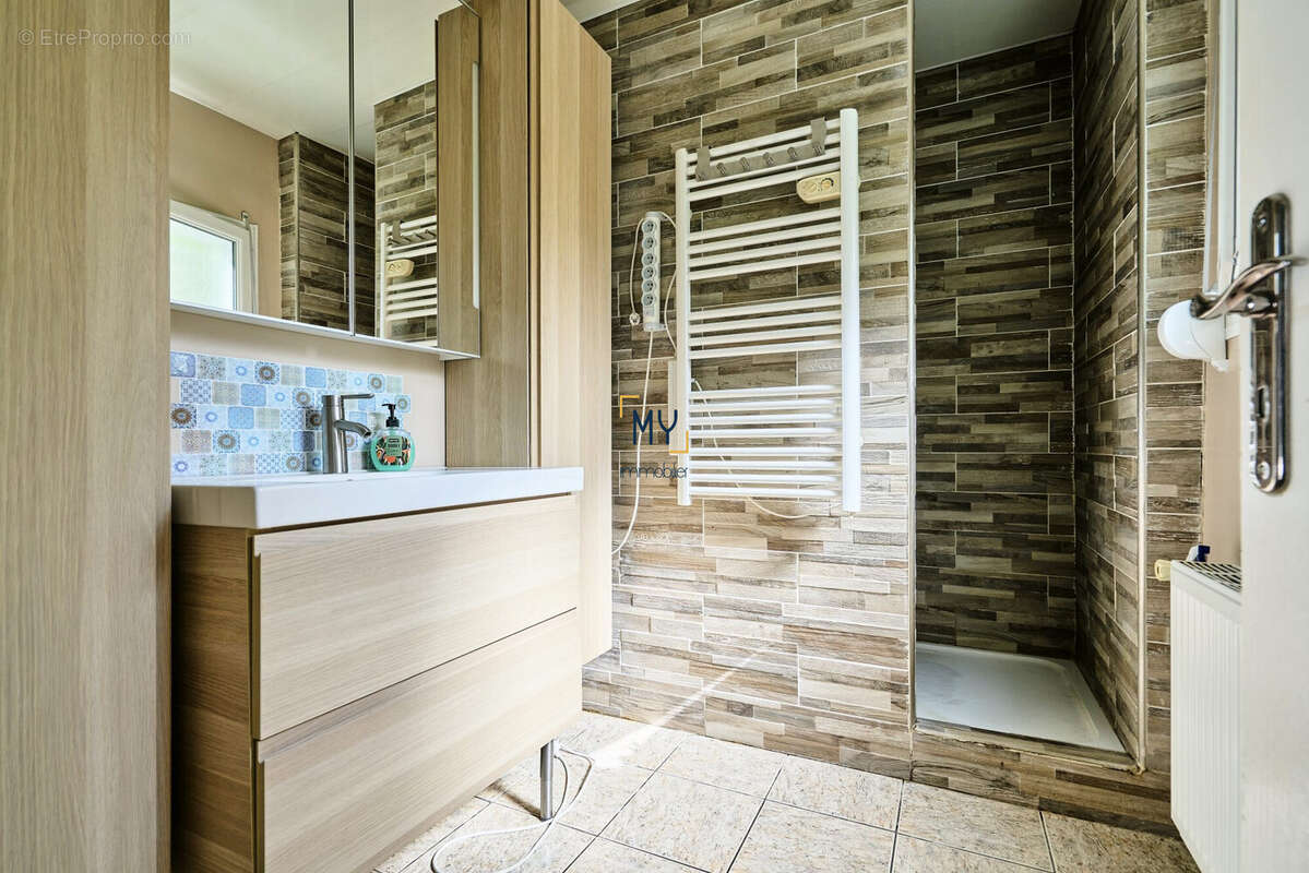 SALLE DE BAINS (SALLE D&#039;EAU) - Maison à vendre - 4/5 pièces - 110 m² - Saint-André-Lez-Lille - Maison à SAINT-ANDRE-LEZ-LILLE