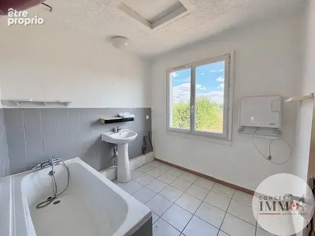 Le calme, un jardin sans vis-à-vis et un beau potentiel : cette maison n'attend plus que vous ! - photo 9