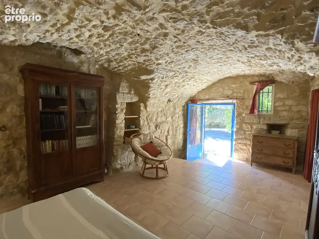 Charmante propriété en pierre offrant un cadre de vie rare au cœur d’un charmant village avec commerces. - photo 8