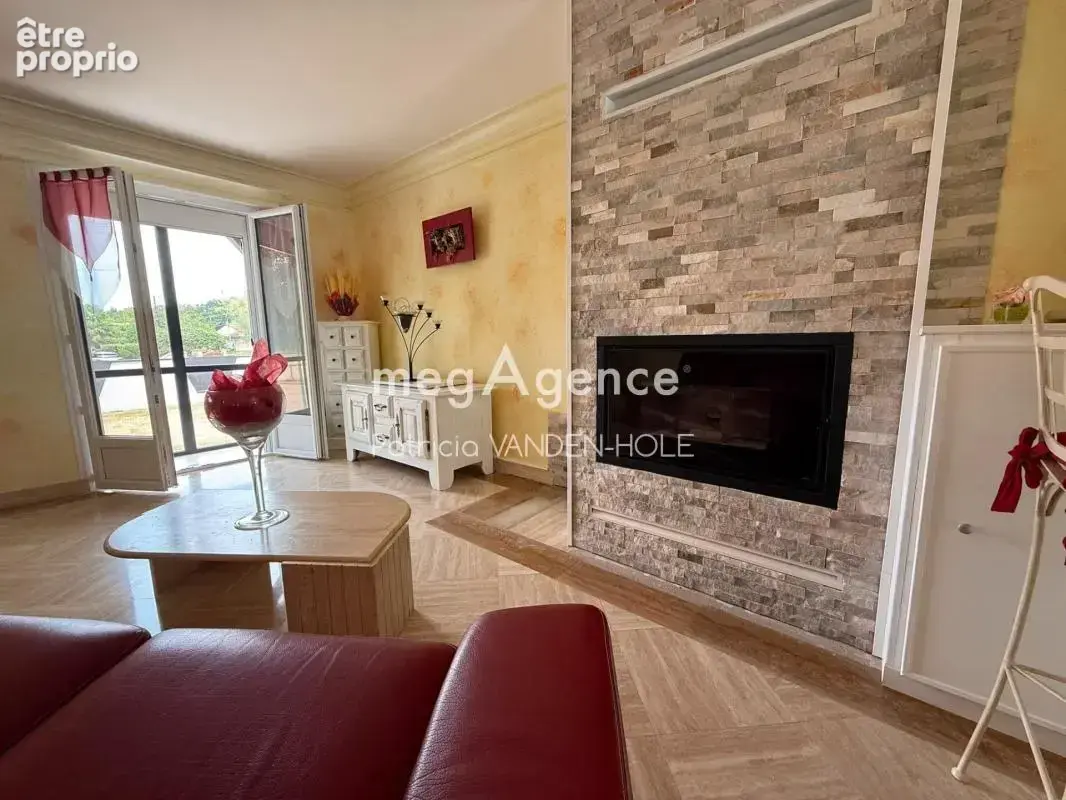 Villa avec piscine couverte à 1h de Paris , vendu avec le mobiliers , prestations récentes - photo 4
