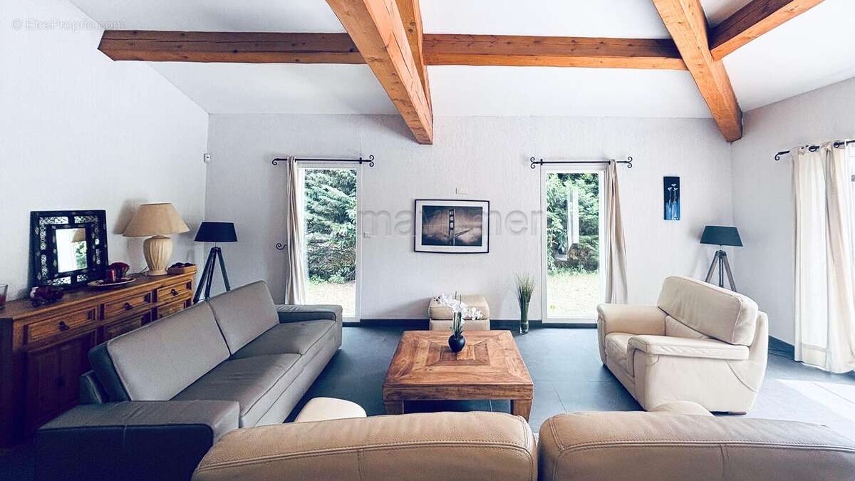 Maison individuelle T5 de 155m² - plain pied - piscine - 83640 Saint Zacharie n°4 - Maison à SAINT-ZACHARIE