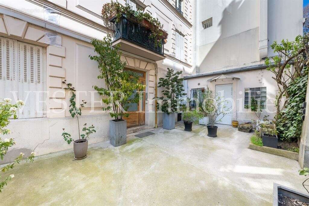 ABBESSES - Très beau studio de 20m² au calme refait en 2020 - photo 9
