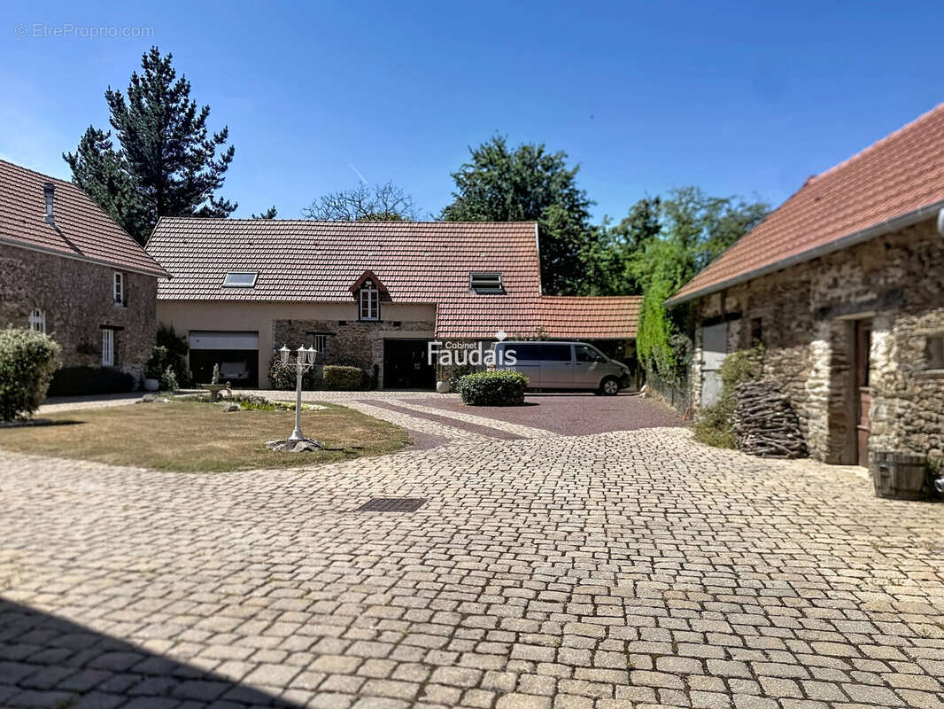 Maison 235 m² à Saint-Georges-Montcocq  - photo 5