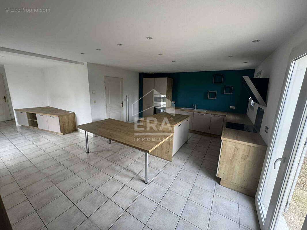 Maison à SAINT-MEDARD-DE-GUIZIERES