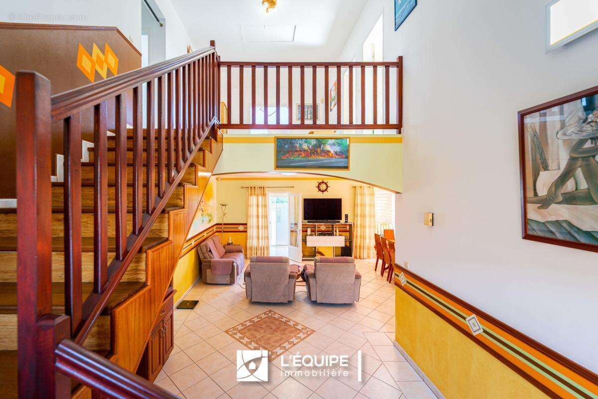 Maison 187 m² à Saint-Denis  - photo 2