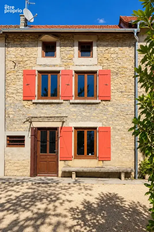 Maison de village en pierre avec cours privative, cave et 2 places de stationnement. - photo 2