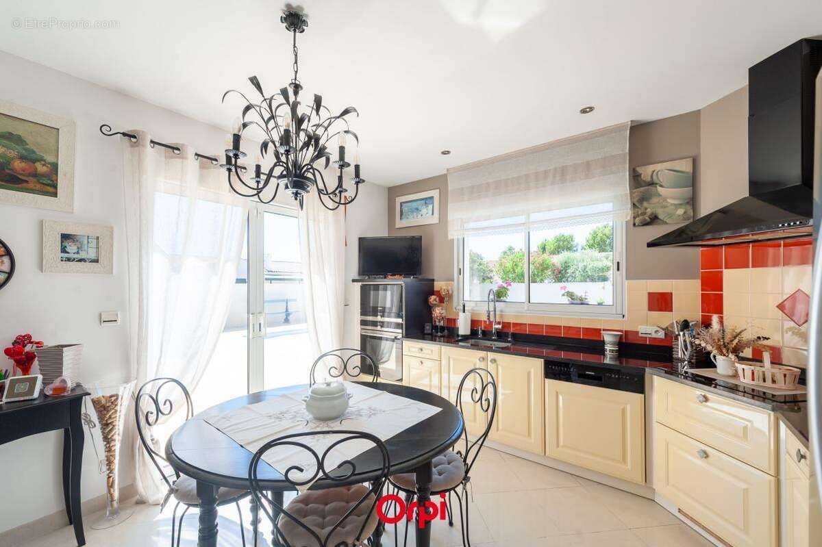 Elégante villa familiale avec piscine chauffée et garage triple - photo 11
