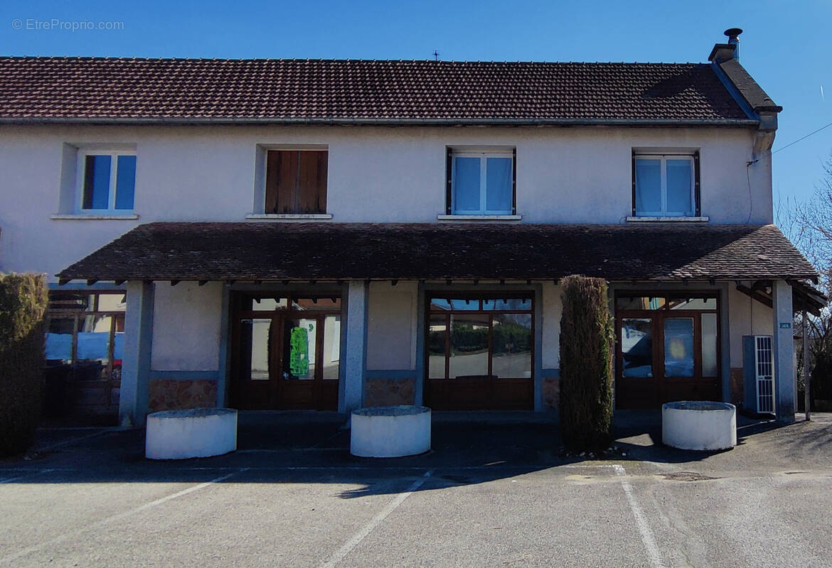 Commerce à VEZERONCE-CURTIN