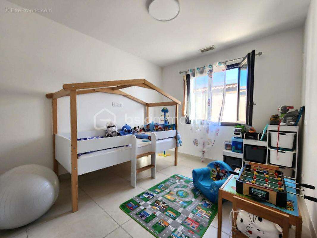 EXCLUSIVITÉ – Superbe villa de plain-pied avec 4 chambres, piscine maçonnée et boulodrome près de Pézenas (à Tourbes) - photo 17