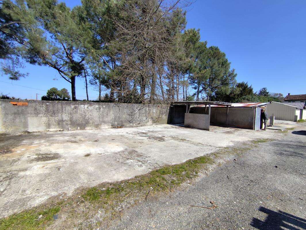 Commerce à ARTIGUES-PRES-BORDEAUX