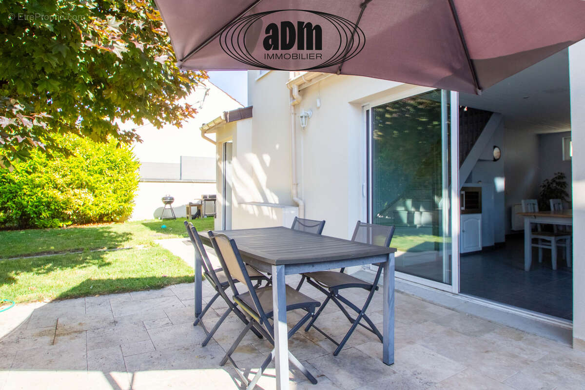Maison familiale rénovée avec piscine, dépendance et garages sur un terrain de 1 376 m2 - photo 4