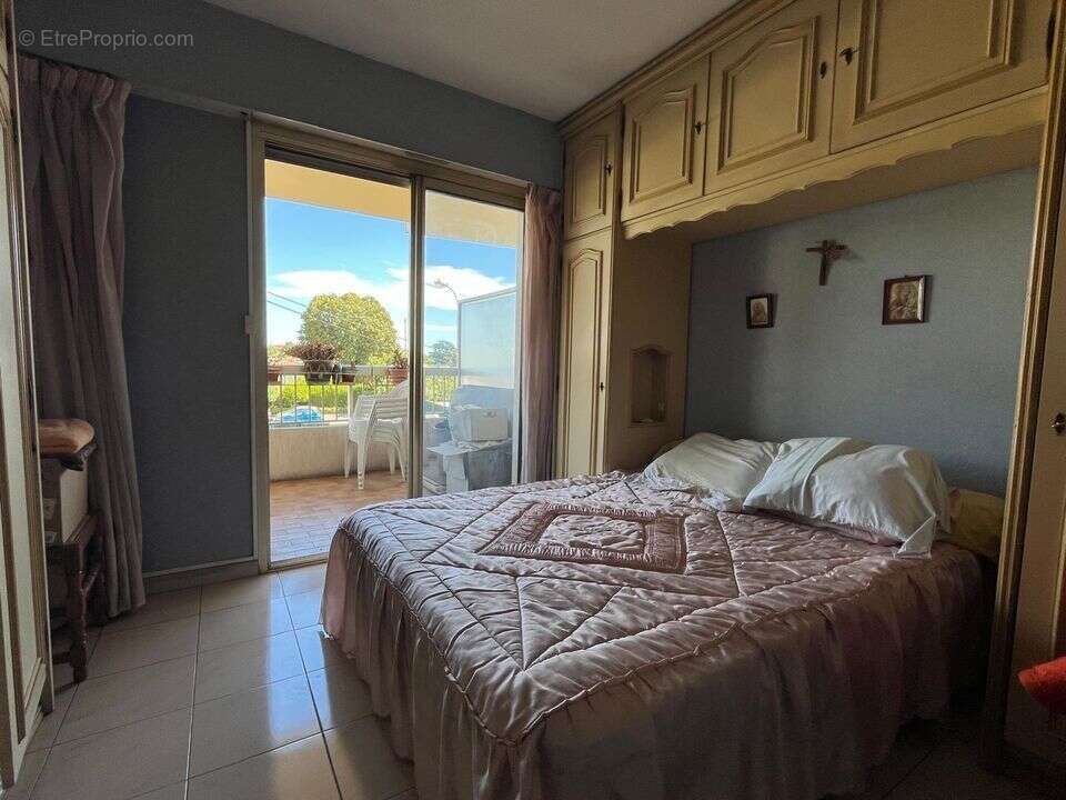 CHAMBRE DONNANT SUR LA TERRASSE - Appartement à CAGNES-SUR-MER