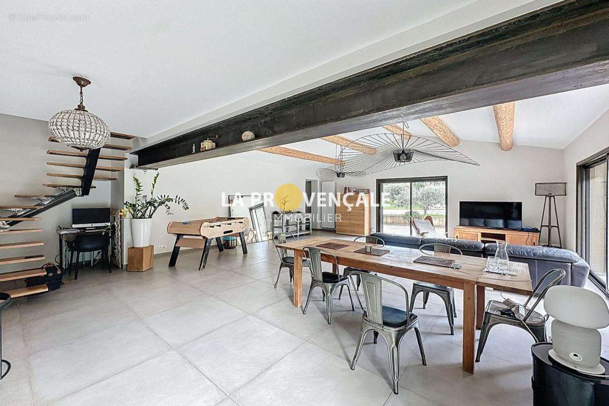 Maison à SIMIANE-COLLONGUE