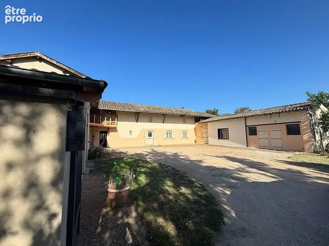 Ferme rénovée de  118 M2 habitable ! Terrain de 1 137 m2 à 13 500m2!  PRIX : 272 000 € - photo 3