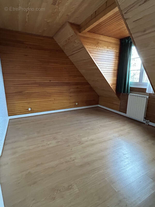 Maison à LES MARTRES-D'ARTIERE