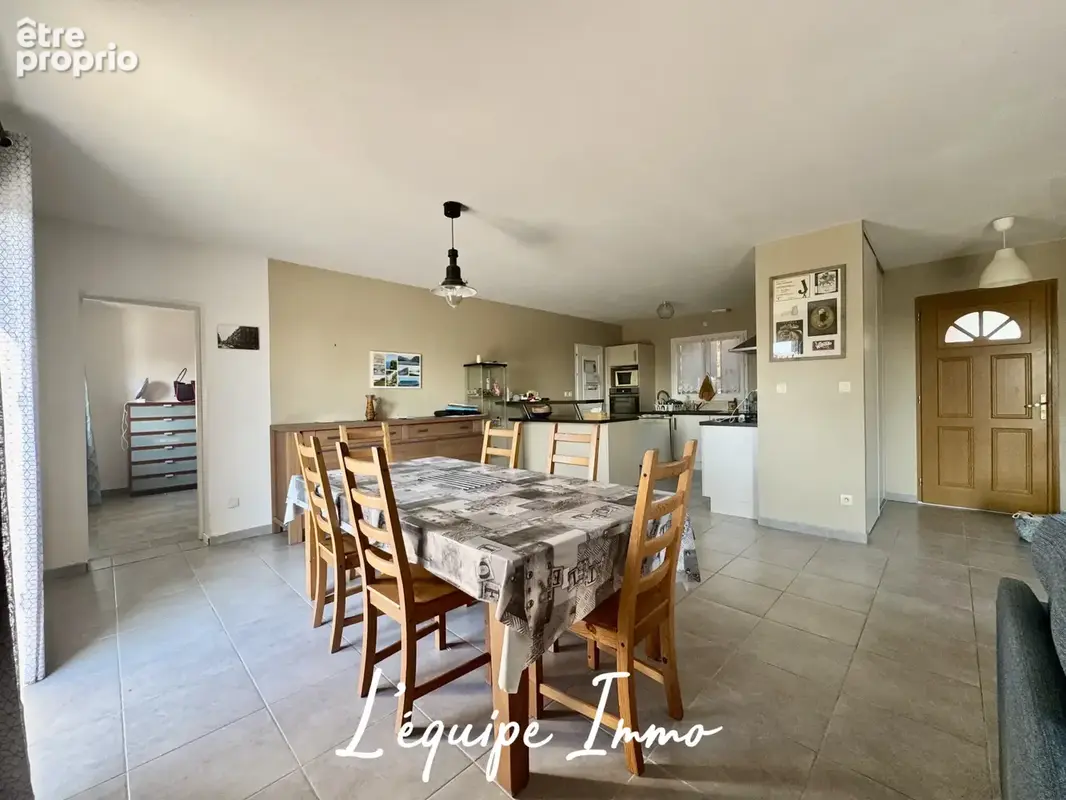 Villa T5 de plain-pied avec piscine et jardin de 1760 m2 - photo 6