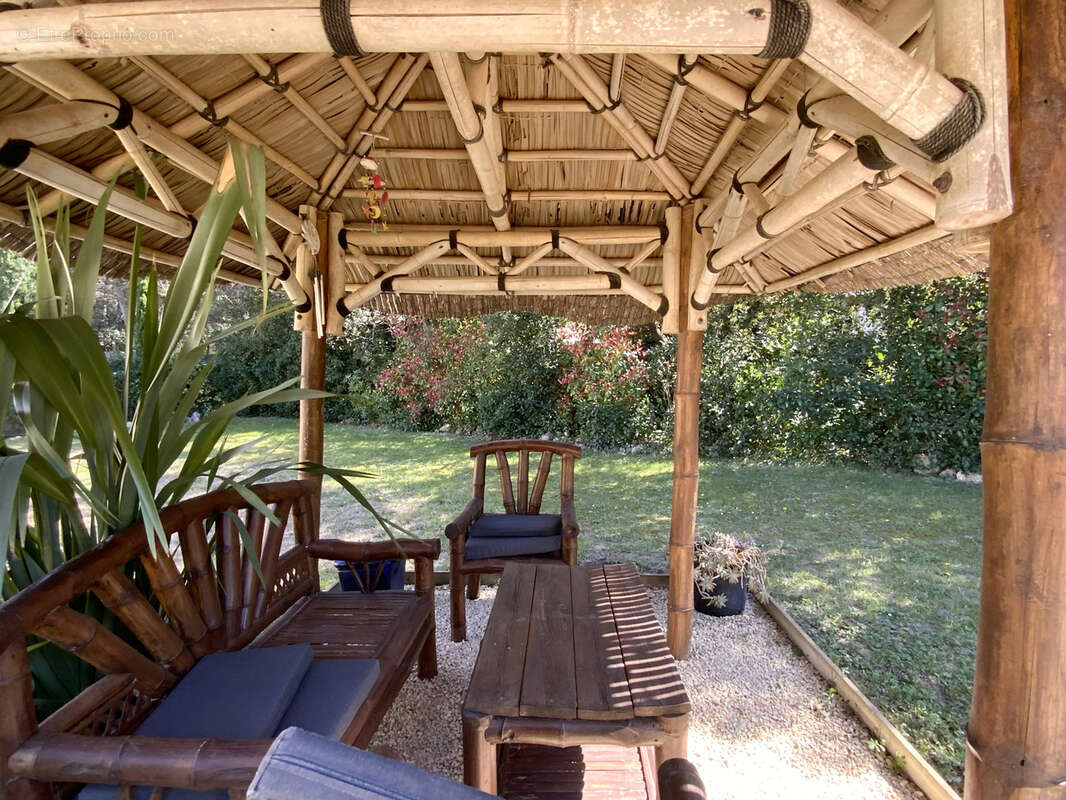 Villa de plain pied sur un magnifique terrain arboré avec piscine. - photo 8