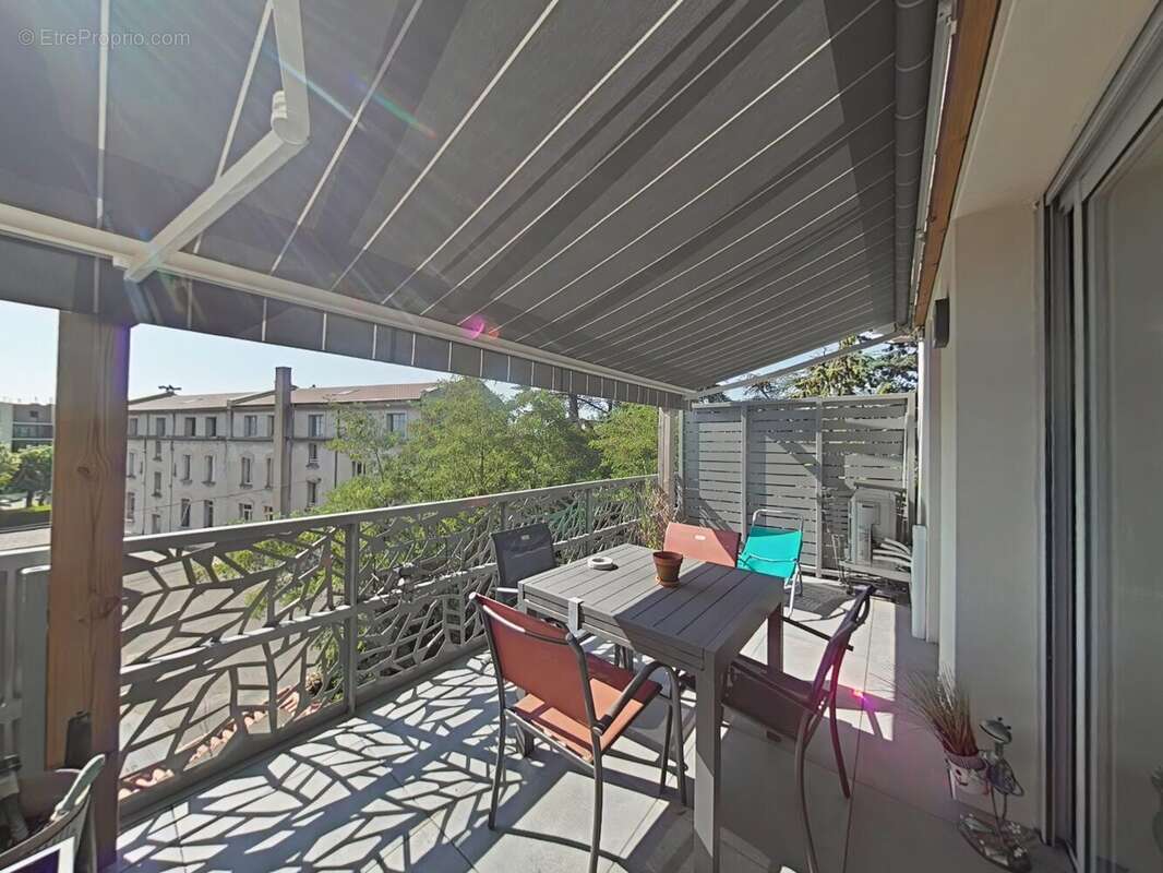 Appartement à VEAUCHE