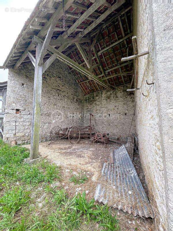 Beau corps de ferme habitation + batiments a renover - photo 4