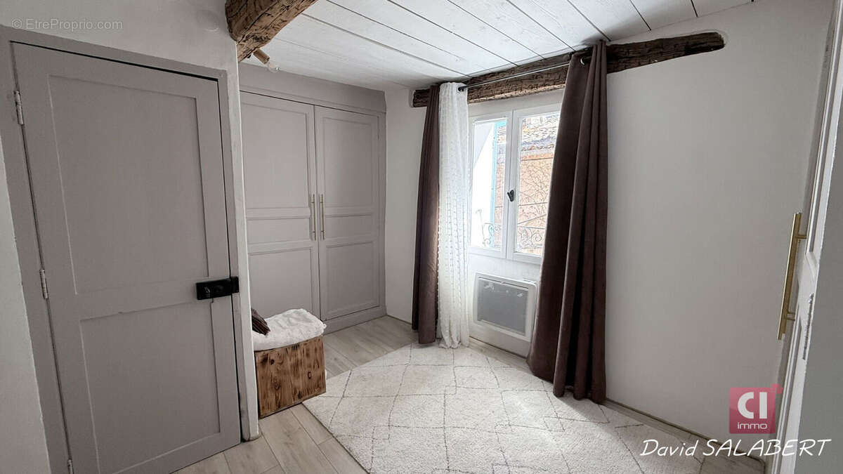 La Roquebrussanne  Maison de village rénovée avec charme, 2 chambres, salon cocooning - photo 10