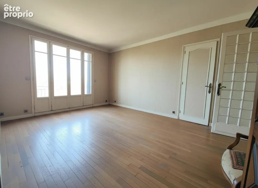 T2 ou T3 - Emplacement premium - ascenseur, cave + chambre de bonne - photo 7