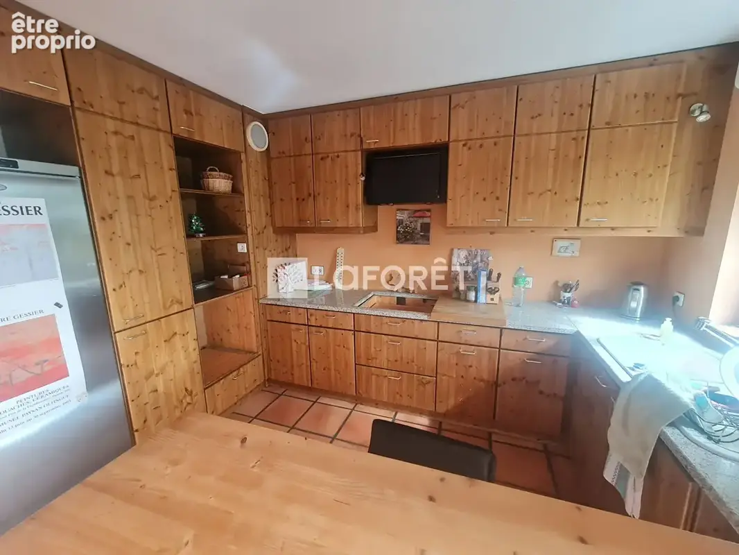 Maison atypique 145 m² , 4 chambres avec 12,17 ares + terrain constructible en sus - photo 4