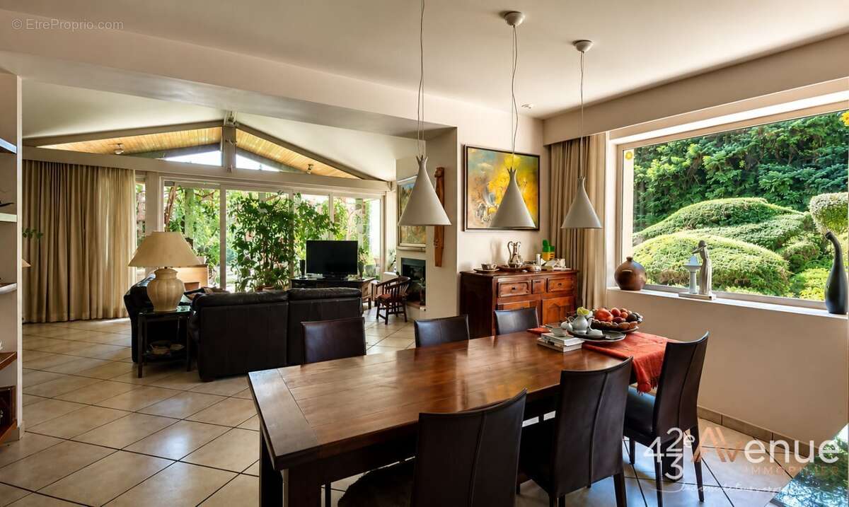 Maison 241 m² à Saint-Martin-La-Plaine  - photo 6