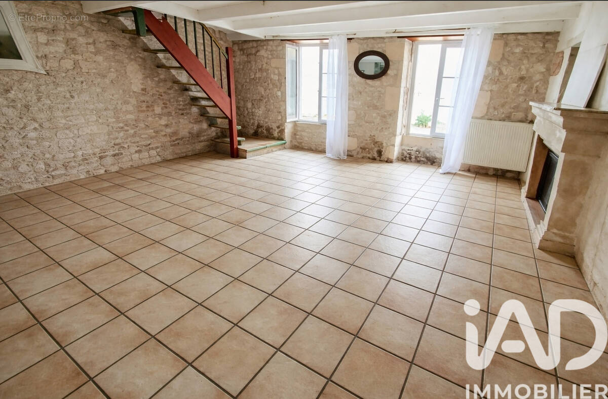 Photo 1 - Maison à SAINT-ROGATIEN