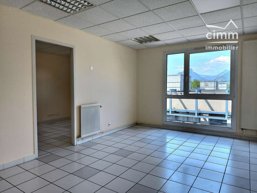 Commerce 59 m² à Echirolles  - photo 2