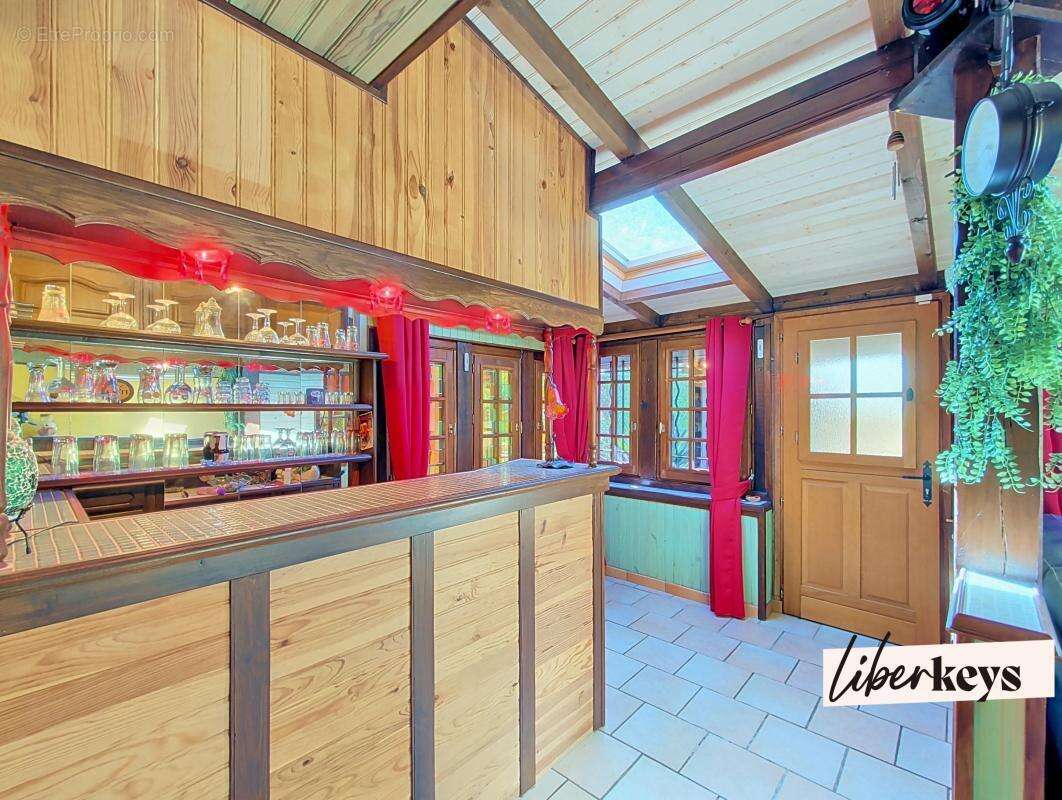 Maison de campagne située à BOURTH, 3 chambres, nombreux garages et remises sur terrain de 1024m2 clos et paysagé - photo 6