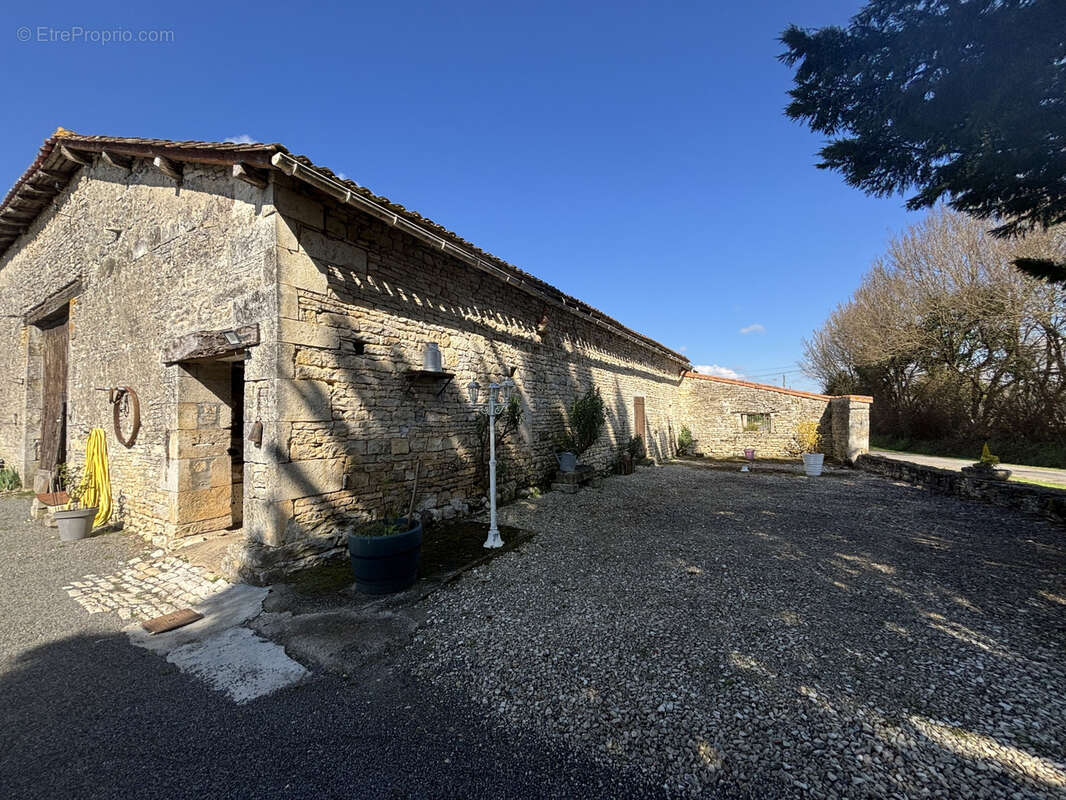 Maison à SAINT-COUTANT