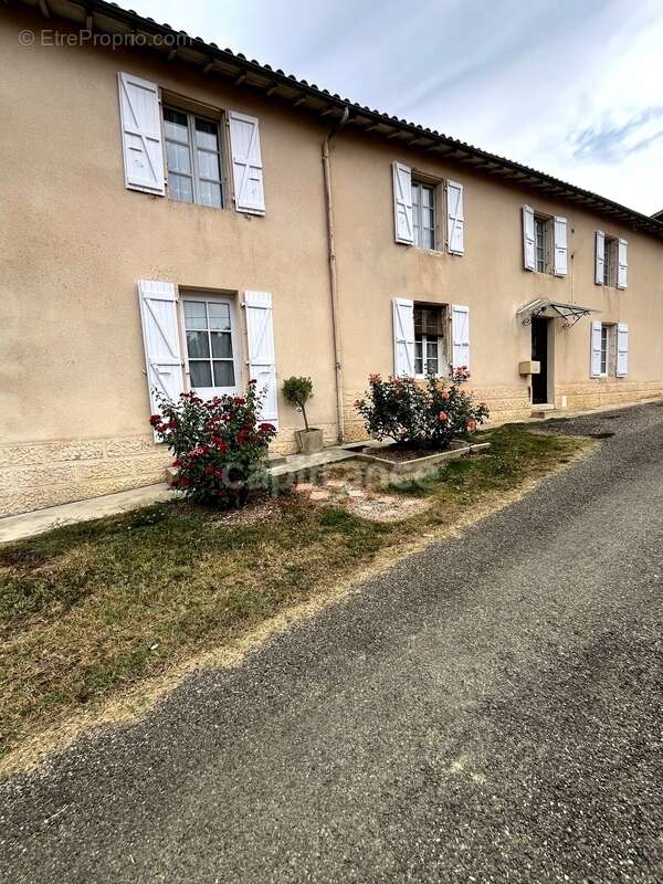 A vendre et rénover : Ancien corps de ferme 9 pièces, 6 chambres, au coeur d'un village proche de MAUVEZIN (32) - photo 3