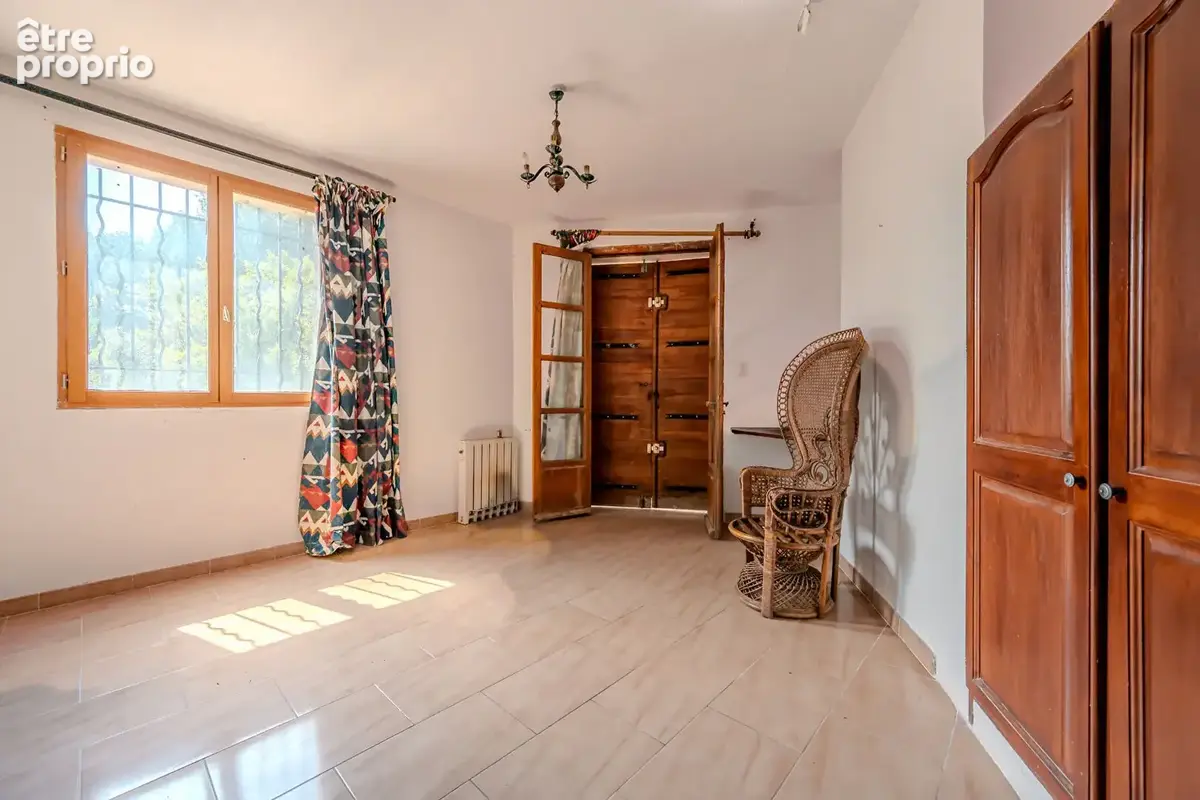 Propriété de 523 m² à rénover, terrain plat  5900m² à 15min d'Aix en Provence - photo 6