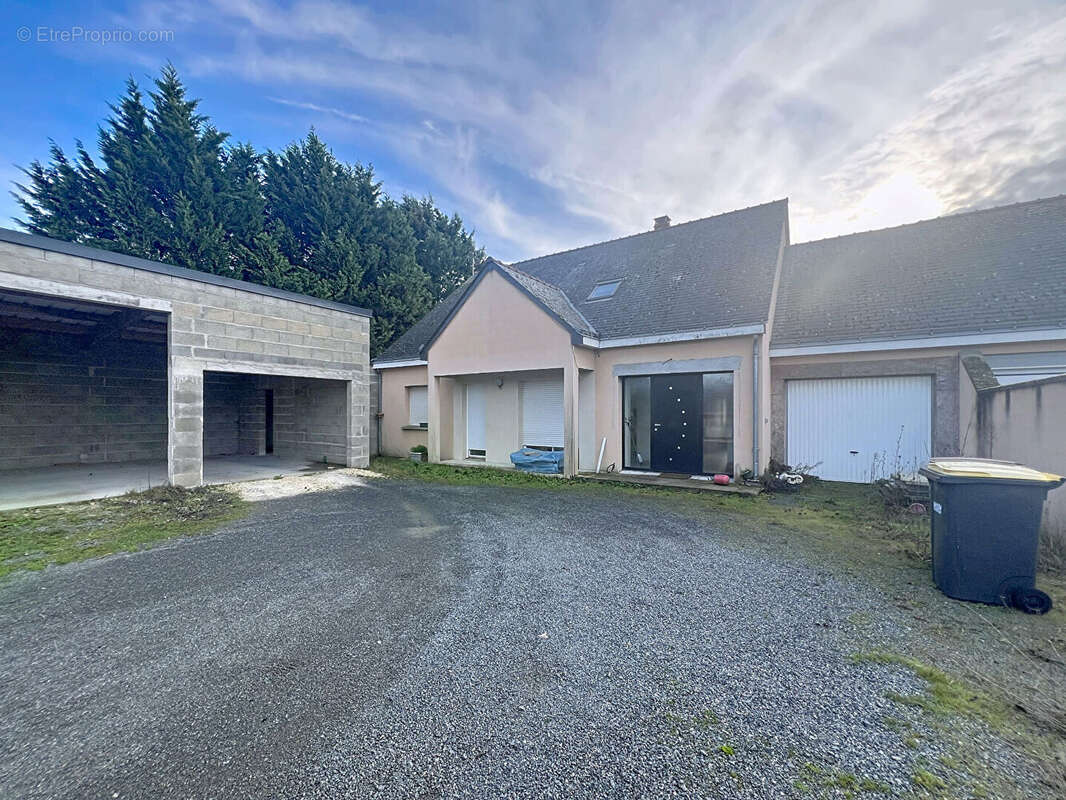 Maison à AMBILLOU-CHATEAU