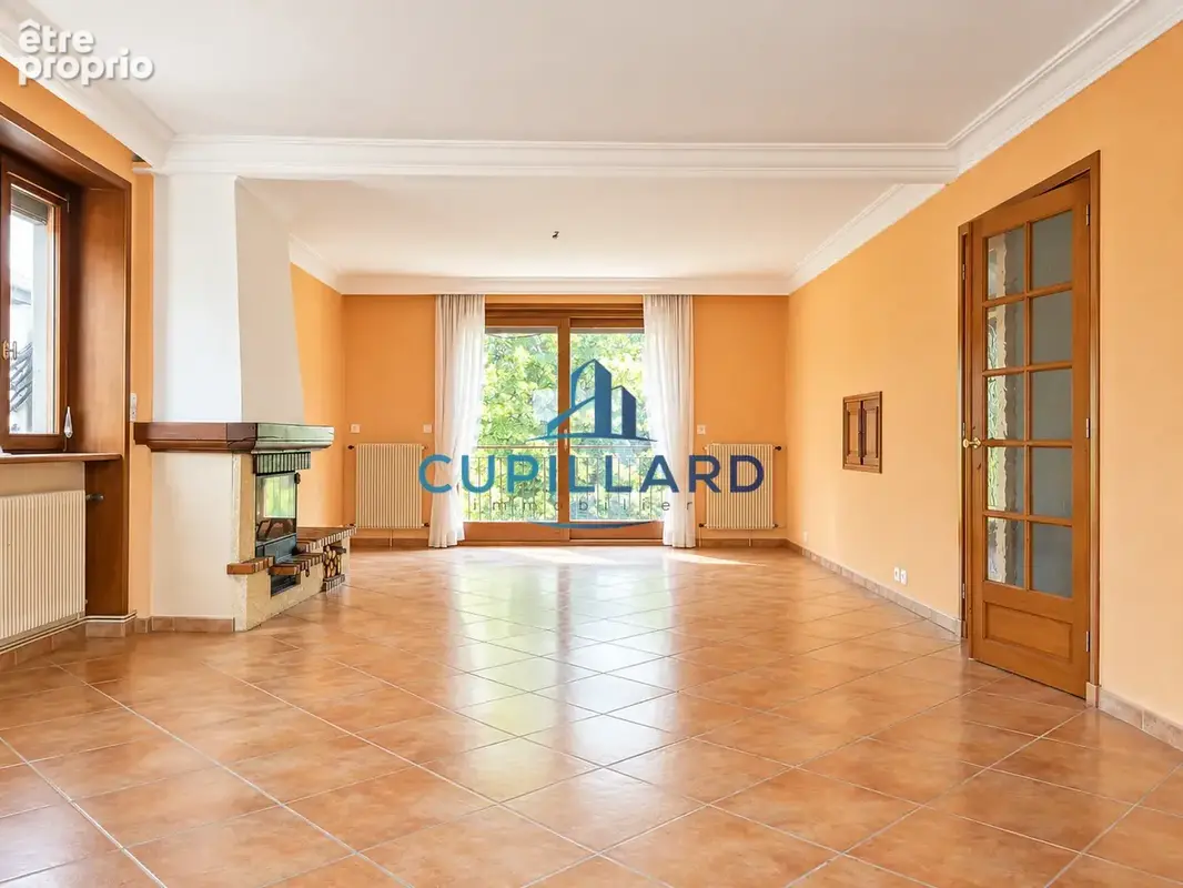 Appartement à COURS-LA-VILLE