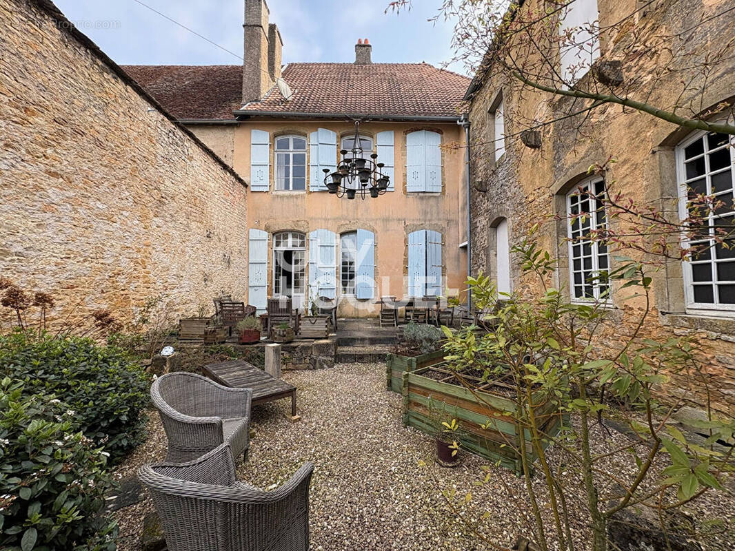 Maison à MONTIGNY-LES-VESOUL