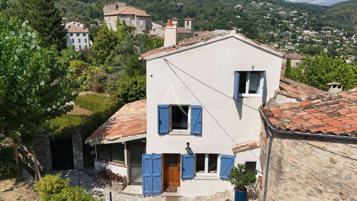 Coup  de coeur ! MAISON DE VILLAGE rénovée + terrain 2100m²  à Seillans ! - photo 2