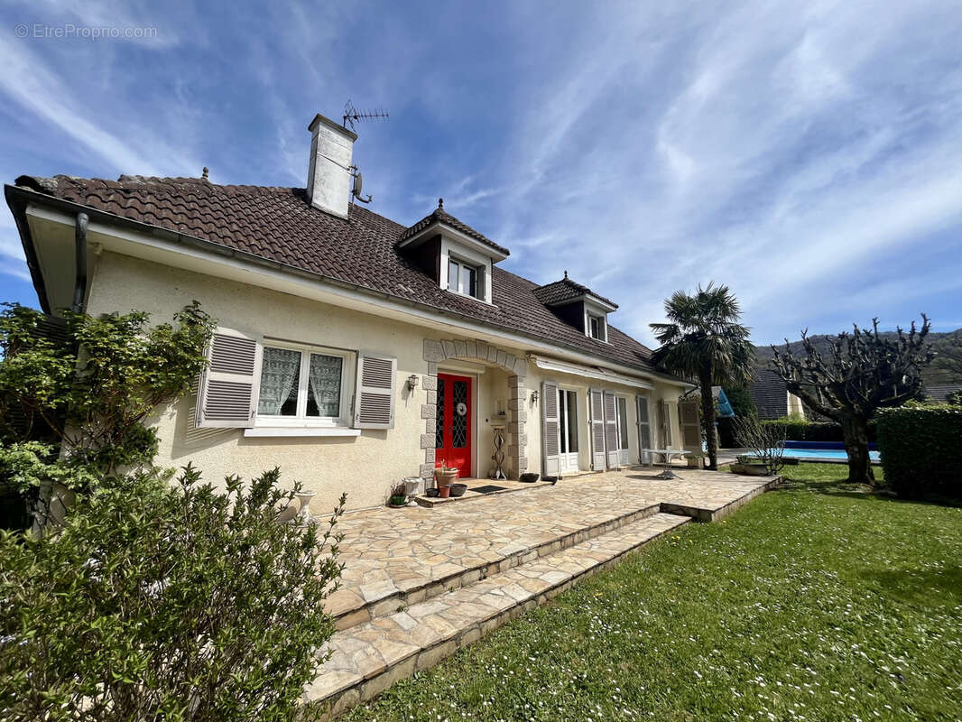Maison à VIC-SUR-CERE