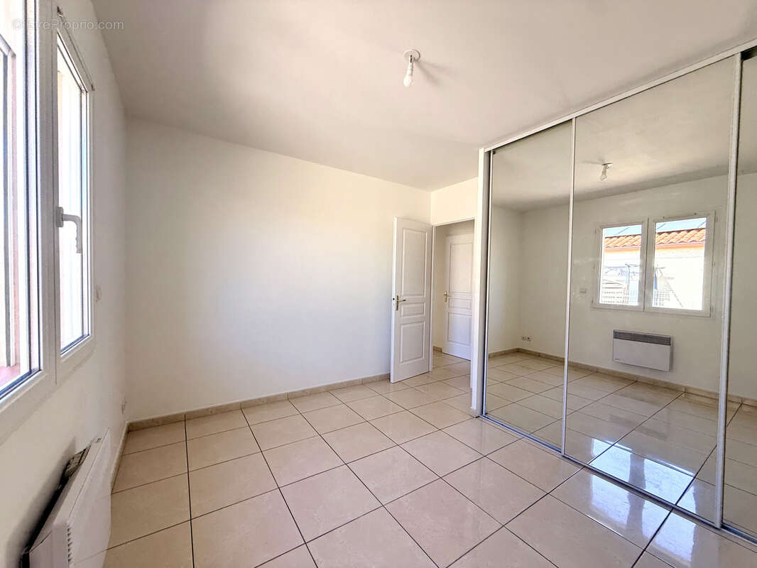 Vente villa plain pied 3 faces de type  et garage, 66300 Trouillas. - photo 7