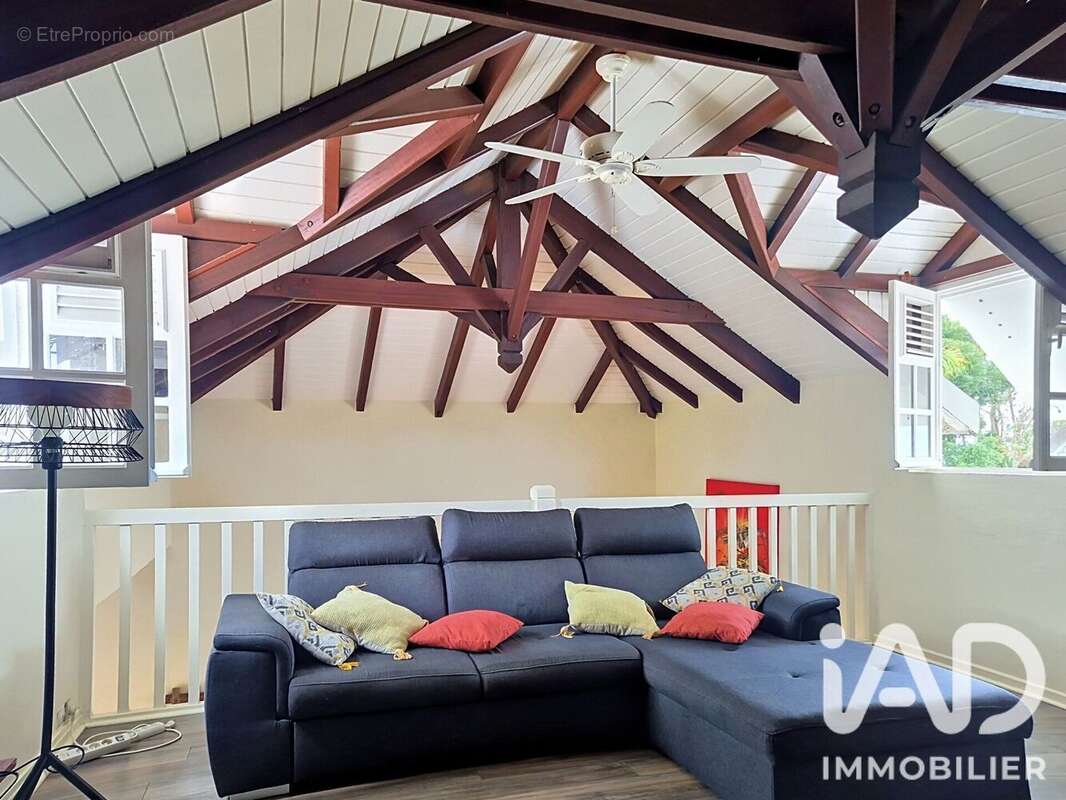 Maison 198 m² à Sainte-Rose  - photo 9