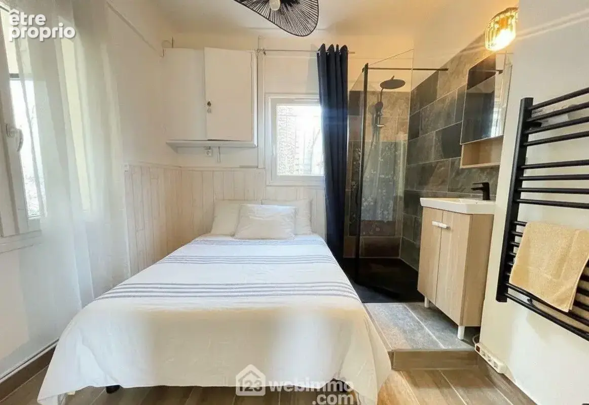 Première chambre de plain pied avec sa salle de douche.
