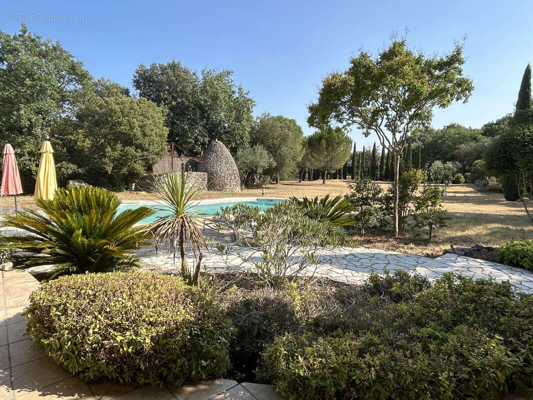 A 3 km d'Uzès, belle bastide sur 4200 m2 de terrain avec piscine. - photo 9
