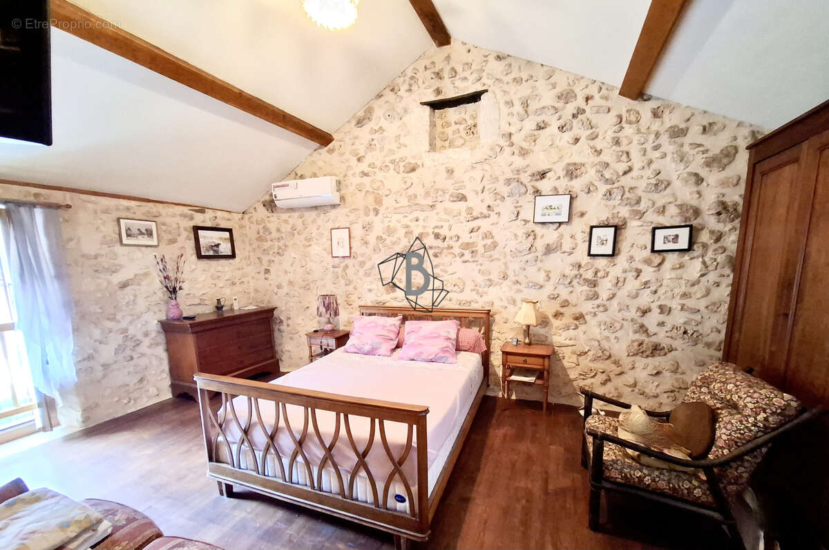 Maison à CHAMPAGNAC-DE-BELAIR