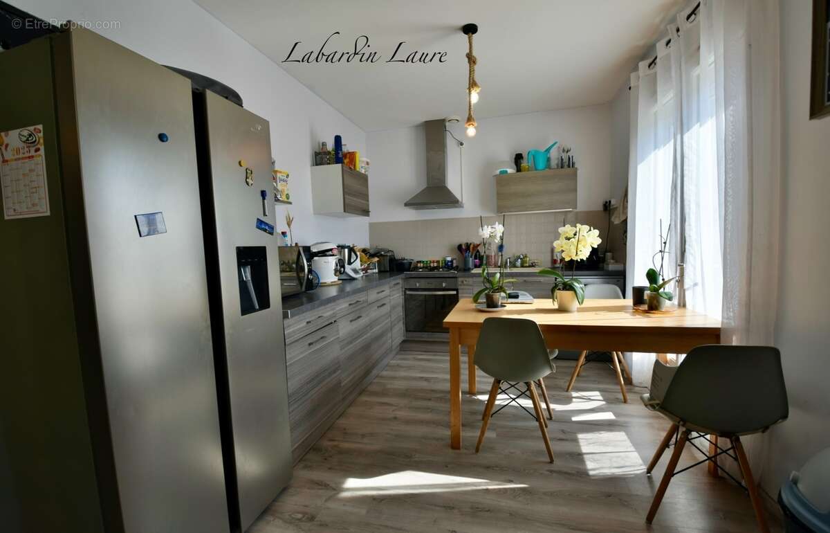 Maison de plain pied - 2 chambres  - 1 abri de jardin - terrain clos avec places de parking - photo 2