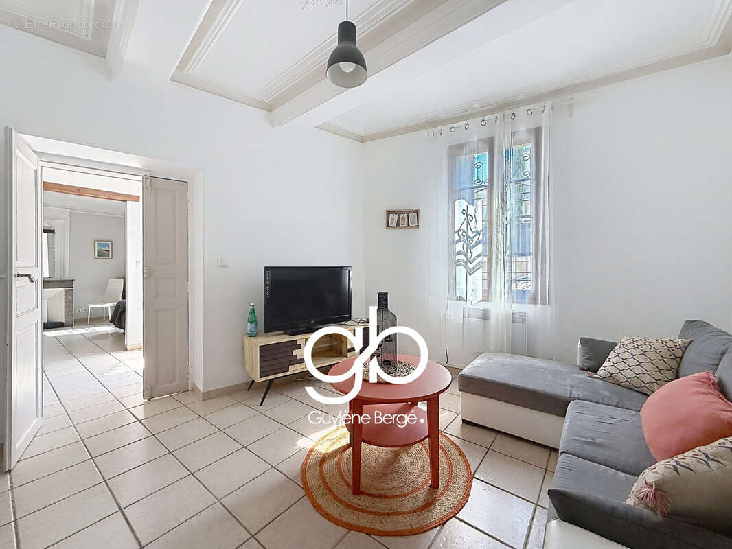 Ensemble immobilier de caractère avec maison de village, appartement T2 et studio indépendants    Aubais - photo 2