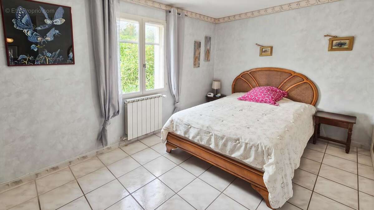 SAINT-SATURNIN LES AVIGNON Maison  7 pièce(s)  155 m² 449 000 - photo 13