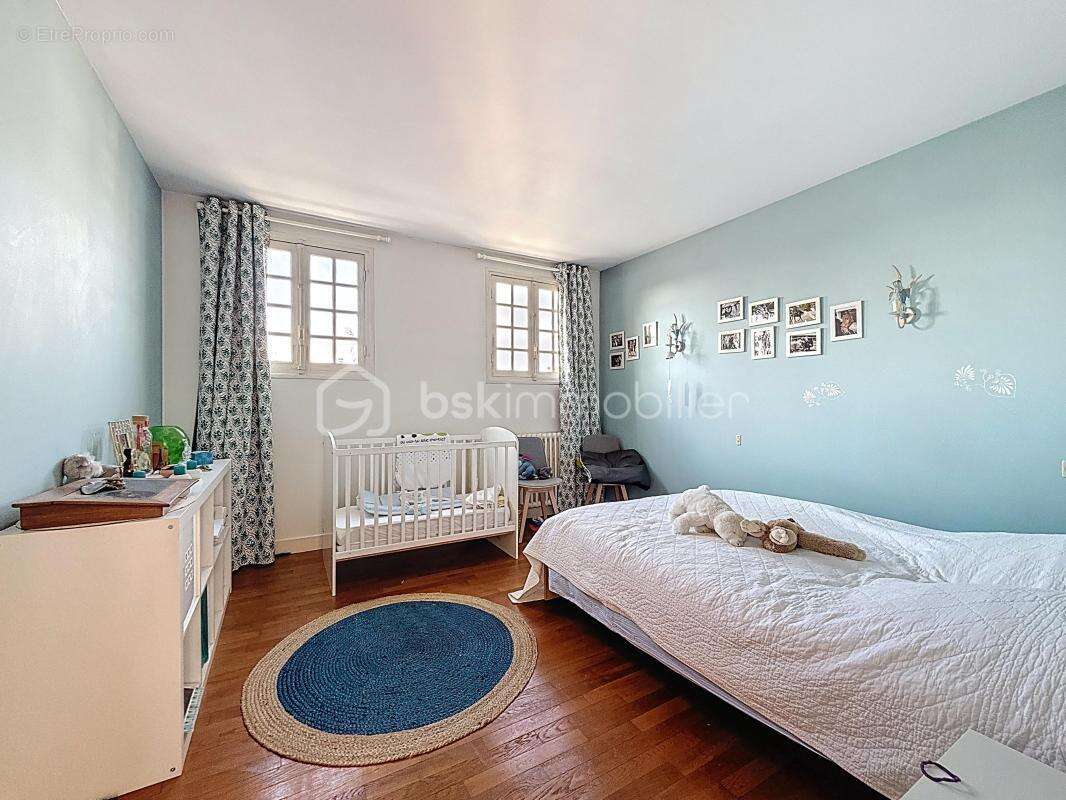 Maison familiale 11 pièces – Terrasse & jardin Ouest – 7 chambres + bureau – Garage - photo 9