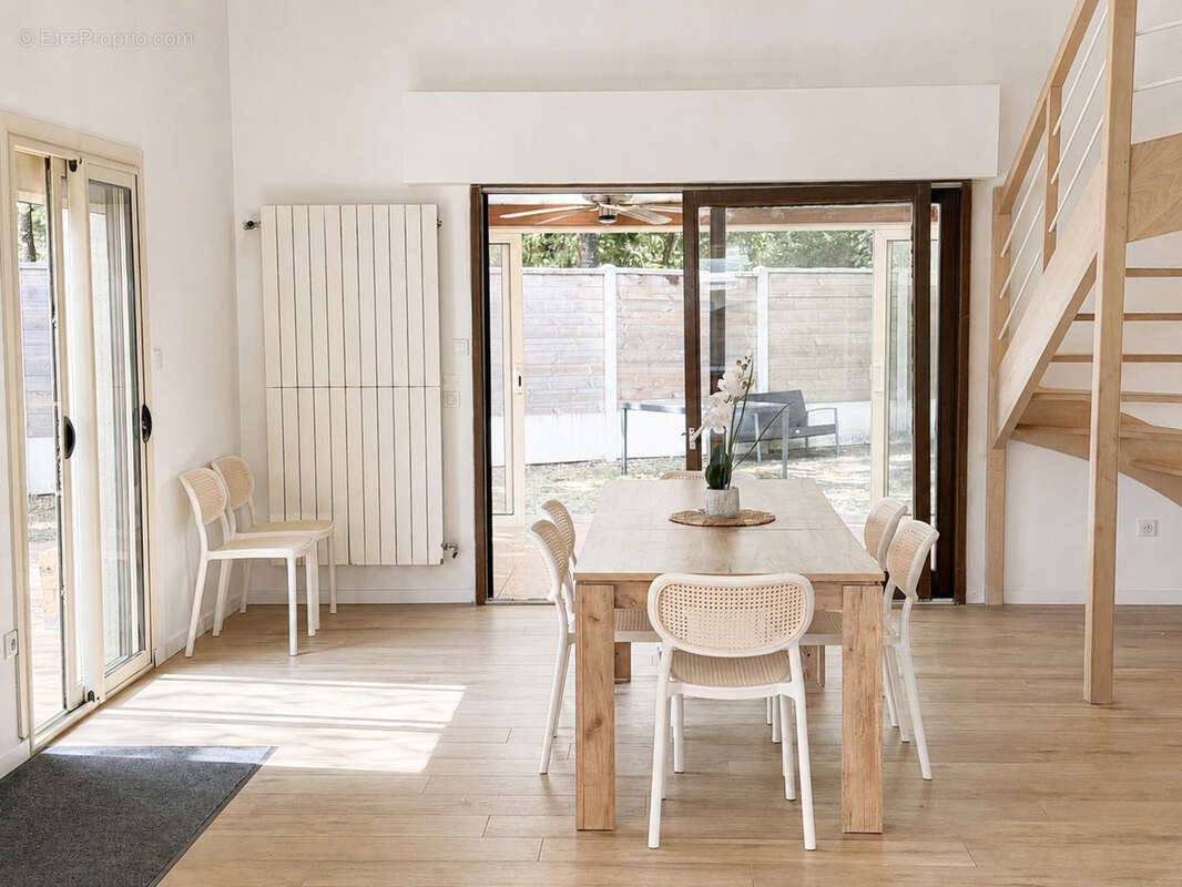 Élégante maison familiale rénovée en lisière de forêt – Deux suites parentales, confort et nature à Hourtin - photo 4